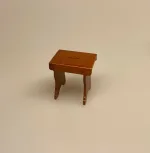 Miniature Skammel Valnød, Miniature Skammel cremefarvet, skammel, taburet, fodskammel, gymnastikskammel, nisser, nisserne, nissedør, nissebo, nissehus, badeværelse, dukkehus, dukkehusting, tilbehør, dukkehusmøbler, dukkemøbler, miniature, miniaturer, sætterkasse, sættekasse, ting til, 1:12, biti, ribe, sort sol, vadehavet,
