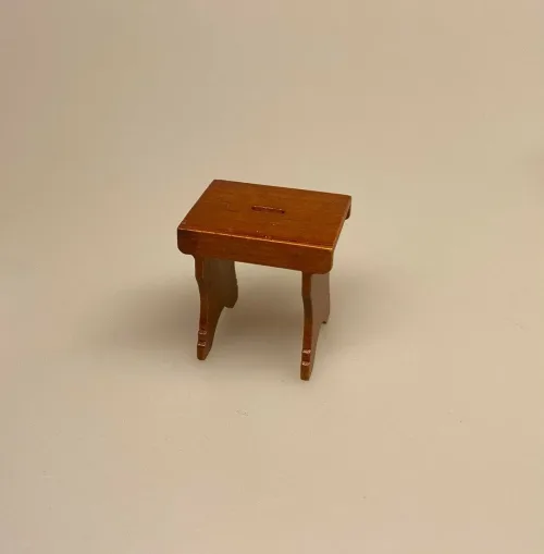 Miniature Skammel Valnød, Miniature Skammel cremefarvet, skammel, taburet, fodskammel, gymnastikskammel, nisser, nisserne, nissedør, nissebo, nissehus, badeværelse, dukkehus, dukkehusting, tilbehør, dukkehusmøbler, dukkemøbler, miniature, miniaturer, sætterkasse, sættekasse, ting til, 1:12, biti, ribe, sort sol, vadehavet,