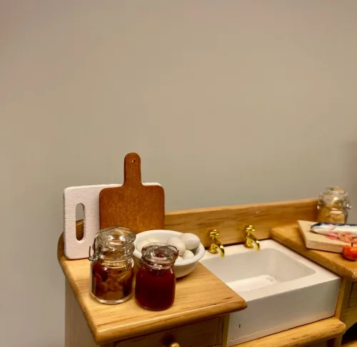 Miniature Skærebræt af træ , spækkebræt, spækbræt, spækbrædt, skærebrædt, sangskjuler, dukkehusmad, dukkekøkken, nissetilbehør, nisser, dukkehus, tilbehør, ting til, nissebo, nissedør, nissehus, dukkestue, biti, 1:12, ribe