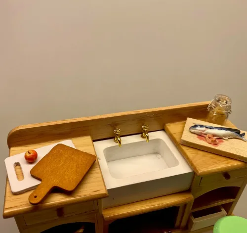 Miniature Skærebræt af træ , spækkebræt, spækbræt, spækbrædt, skærebrædt, sangskjuler, dukkehusmad, dukkekøkken, nissetilbehør, nisser, dukkehus, tilbehør, ting til, nissebo, nissedør, nissehus, dukkestue, biti, 1:12, ribe