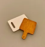 Miniature Skærebræt af træ , spækkebræt, spækbræt, spækbrædt, skærebrædt, sangskjuler, dukkehusmad, dukkekøkken, nissetilbehør, nisser, dukkehus, tilbehør, ting til, nissebo, nissedør, nissehus, dukkestue, biti, 1:12, ribe
