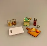 Miniature Skærebræt af træ , spækkebræt, spækbræt, spækbrædt, skærebrædt, sangskjuler, dukkehusmad, dukkekøkken, nissetilbehør, nisser, dukkehus, tilbehør, ting til, nissebo, nissedør, nissehus, dukkestue, biti, 1:12, ribe