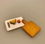 Miniature Skærebræt af træ , spækkebræt, spækbræt, spækbrædt, skærebrædt, sangskjuler, dukkehusmad, dukkekøkken, nissetilbehør, nisser, dukkehus, tilbehør, ting til, nissebo, nissedør, nissehus, dukkestue, biti, 1:12, ribe