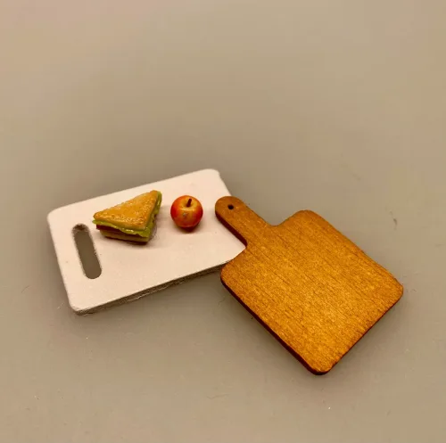 Miniature Skærebræt af træ , spækkebræt, spækbræt, spækbrædt, skærebrædt, sangskjuler, dukkehusmad, dukkekøkken, nissetilbehør, nisser, dukkehus, tilbehør, ting til, nissebo, nissedør, nissehus, dukkestue, biti, 1:12, ribe