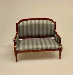 Miniature Sofa med stribet polster, empire, topersoners, dukkehusmøbler, dukkemøbler, sangskjuler, gavekort, møbler, dukkesofa, miniaturer, nissetilbehør, nissemøbler, elegant, flot, upstairs, downstairs, biedermeyer, dukkehusting, dukkehusmøbler, dukkehustilbehør, nisseting, ting til, nisser, 1:12, biti, ribe, miniature, miniaturer