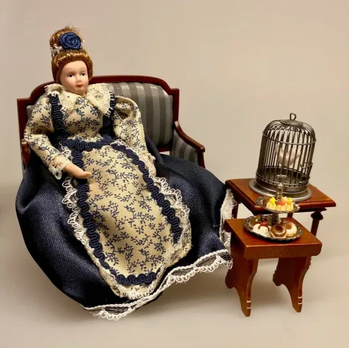 Miniature Sofa med stribet polster, empire, topersoners, dukkehusmøbler, dukkemøbler, sangskjuler, gavekort, møbler, dukkesofa, miniaturer, nissetilbehør, nissemøbler, elegant, flot, upstairs, downstairs, biedermeyer, dukkehusting, dukkehusmøbler, dukkehustilbehør, nisseting, ting til, nisser, 1:12, biti, ribe, miniature, miniaturer