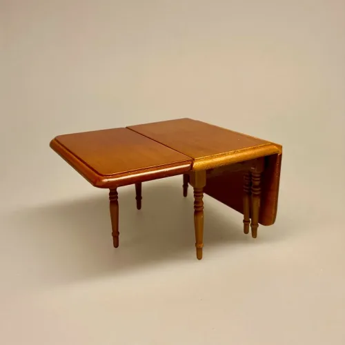 Miniature Spisebord med plader nød, Miniature Spisebord med Skuffe - Brunt,Miniature Spisebord med Skuffe, spisebord, dukkehusmøbler, dukkehus, dukkehuset, dukkehustilbehør, dukkehusting, miniature, miniaturer, ting til dukkehus, firkantet, biti, ribe, gavekort, symbolsk gave, gave, bord i gave, gavekort til møbler,valnød, valnøddebrunt, brun bejdset, brunt bord, spisebord