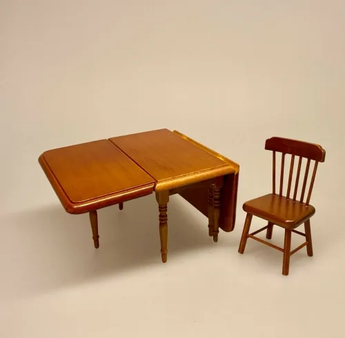 Miniature Spisebord med plader nød, Miniature Spisebord med Skuffe - Brunt,Miniature Spisebord med Skuffe, spisebord, dukkehusmøbler, dukkehus, dukkehuset, dukkehustilbehør, dukkehusting, miniature, miniaturer, ting til dukkehus, firkantet, biti, ribe, gavekort, symbolsk gave, gave, bord i gave, gavekort til møbler,valnød, valnøddebrunt, brun bejdset, brunt bord, spisebord