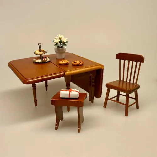 Miniature Spisebord med plader nød, Miniature Spisebord med Skuffe - Brunt,Miniature Spisebord med Skuffe, spisebord, dukkehusmøbler, dukkehus, dukkehuset, dukkehustilbehør, dukkehusting, miniature, miniaturer, ting til dukkehus, firkantet, biti, ribe, gavekort, symbolsk gave, gave, bord i gave, gavekort til møbler,valnød, valnøddebrunt, brun bejdset, brunt bord, spisebord