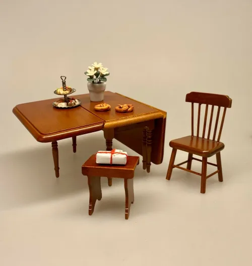 Miniature Spisebord med plader nød, Miniature Spisebord med Skuffe - Brunt,Miniature Spisebord med Skuffe, spisebord, dukkehusmøbler, dukkehus, dukkehuset, dukkehustilbehør, dukkehusting, miniature, miniaturer, ting til dukkehus, firkantet, biti, ribe, gavekort, symbolsk gave, gave, bord i gave, gavekort til møbler,valnød, valnøddebrunt, brun bejdset, brunt bord, spisebord