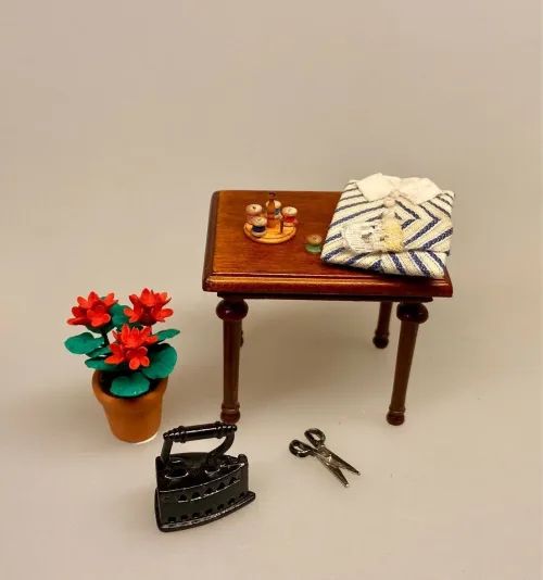Miniature Stativ med sytråd, syning, syerske, sytråd, sysilke, skrædder, skrædderi, dukkehus, dukkehustilbehør, sangskjuler, personlig, symbolsk gave, færdig, uddannet, dukkhusting, sætterkasse, sættekasse, ting til, nisser, nissedør, nissebo, nissetilbehør, nissemor, biti, ribe, 1:12, Miniature Strygebræt lyst træ ,Miniature Vaskebalje gul, Miniature balje gul emalje med badeand, vaskebalje, julebad, nisseting, ting til nisser, nisse tilbehør, nissedør, nissebo, dukkehus, dukkehusting, dukkehus tilbehør, ting til dukkehuset, 1:12, små ting, badekar, bad i køkkenet, klatvask, vasketøj, tøjvask, vaskemaskine, biti, ribe, Miniature Strygejern sort