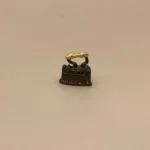Miniature Strygejern Sort, 2473, strygning, strygejern, nisse, dukkehus, ting til, tilbehør, rengøring, julestilleben, nissedør, nissetilbehør, vask, 1:12, miniaturer, lille, sjov, nissemor, dukkehusting, bryggers, sættekasse, amagerhylde, sangskjuler, symbolsk, gave, julegave, biti, ribe