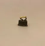 Miniature Strygejern Sort, 2473, strygning, strygejern, nisse, dukkehus, ting til, tilbehør, rengøring, julestilleben, nissedør, nissetilbehør, vask, 1:12, miniaturer, lille, sjov, nissemor, dukkehusting, bryggers, sættekasse, amagerhylde, sangskjuler, symbolsk, gave, julegave, biti, ribe