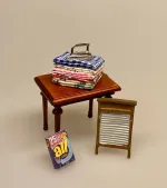 Miniature Strygetøj med strygejern, strygetøj, strygning, bryggers, rengøring, huslige, stryge, vasketøj, dukkehus, ting til, dukkehuset, nisser, nisserne, nissedør, nissehus, nissemor, nissebo, dukkehustilbehør, dukkehusting, sættekasse, sætterkasse, kigkasse, miniature, miniaturer, strygejern, biti, ribe