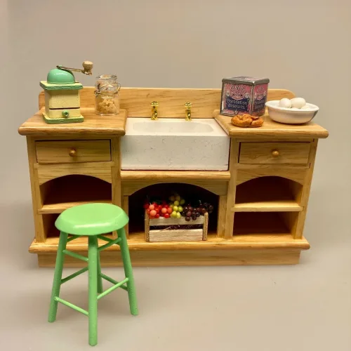 Miniature Taburet Lysegrøn , Miniature Skammel Lysegrøn, Miniature Skammel cremefarvet, skammel, taburet, fodskammel, gymnastikskammel, nisser, nisserne, nissedør, nissebo, nissehus, badeværelse, dukkehus, dukkehusting, tilbehør, dukkehusmøbler, dukkemøbler, miniature, miniaturer, sætterkasse, sættekasse, ting til, 1:12, biti, ribe, sort sol, vadehavet,