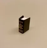 Miniature Tyk bog sort med guld, Miniature Bøger og læsebriller, bog, bøger, læsehest, miniature, miniaturer, dukkehusting, bibliotek, bibliotekar, journalist, forfatter, læsebriller, nissetilbehør, nisseting, nisser, nissebo, nissedør, nissehus, dukkehus, dukkestue, dukketing, ting til, sætterkasse, sættekasse, 1:12, biti, ribe