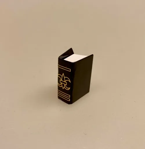 Miniature Tyk bog sort med guld, Miniature Bøger og læsebriller, bog, bøger, læsehest, miniature, miniaturer, dukkehusting, bibliotek, bibliotekar, journalist, forfatter, læsebriller, nissetilbehør, nisseting, nisser, nissebo, nissedør, nissehus, dukkehus, dukkestue, dukketing, ting til, sætterkasse, sættekasse, 1:12, biti, ribe