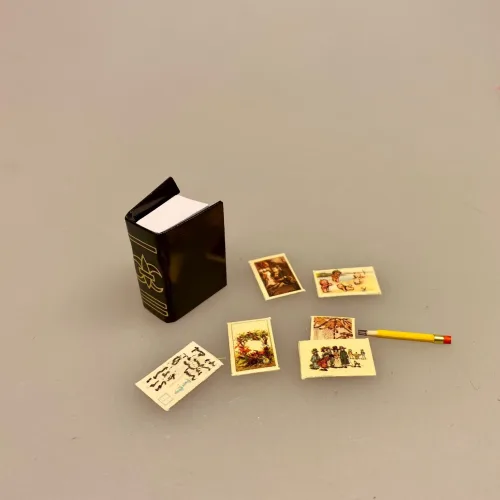 Miniature Tyk bog sort med guld, Miniature Bøger og læsebriller, bog, bøger, læsehest, miniature, miniaturer, dukkehusting, bibliotek, bibliotekar, journalist, forfatter, læsebriller, nissetilbehør, nisseting, nisser, nissebo, nissedør, nissehus, dukkehus, dukkestue, dukketing, ting til, sætterkasse, sættekasse, 1:12, biti, ribe