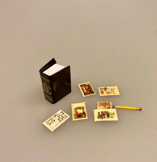 Miniature Tyk bog sort med guld, Miniature Bøger og læsebriller, bog, bøger, læsehest, miniature, miniaturer, dukkehusting, bibliotek, bibliotekar, journalist, forfatter, læsebriller, nissetilbehør, nisseting, nisser, nissebo, nissedør, nissehus, dukkehus, dukkestue, dukketing, ting til, sætterkasse, sættekasse, 1:12, biti, ribe