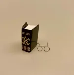 Miniature Tyk bog sort med guld, Miniature Bøger og læsebriller, bog, bøger, læsehest, miniature, miniaturer, dukkehusting, bibliotek, bibliotekar, journalist, forfatter, læsebriller, nissetilbehør, nisseting, nisser, nissebo, nissedør, nissehus, dukkehus, dukkestue, dukketing, ting til, sætterkasse, sættekasse, 1:12, biti, ribe