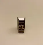 Miniature Tyk bog sort med guld, Miniature Bøger og læsebriller, bog, bøger, læsehest, miniature, miniaturer, dukkehusting, bibliotek, bibliotekar, journalist, forfatter, læsebriller, nissetilbehør, nisseting, nisser, nissebo, nissedør, nissehus, dukkehus, dukkestue, dukketing, ting til, sætterkasse, sættekasse, 1:12, biti, ribe