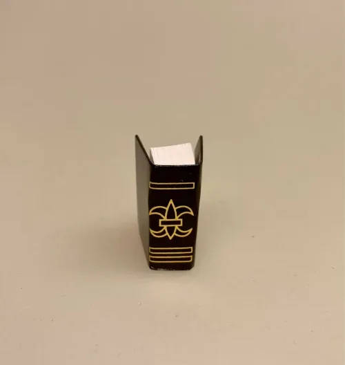 Miniature Tyk bog sort med guld, Miniature Bøger og læsebriller, bog, bøger, læsehest, miniature, miniaturer, dukkehusting, bibliotek, bibliotekar, journalist, forfatter, læsebriller, nissetilbehør, nisseting, nisser, nissebo, nissedør, nissehus, dukkehus, dukkestue, dukketing, ting til, sætterkasse, sættekasse, 1:12, biti, ribe