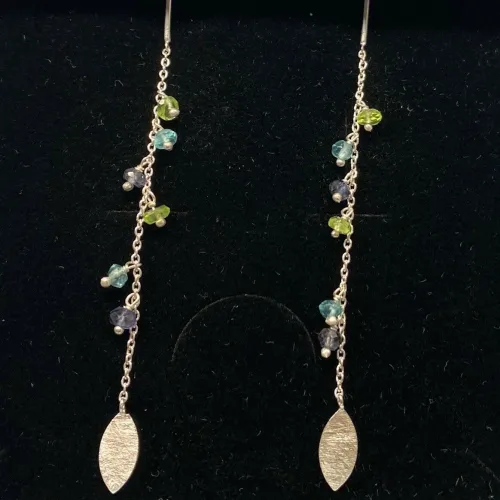 Sølv Ørekæder med ægte sten blå grøn, iolit, pridot, topas, topaz, susanne friis bjørner, lange, røeringe, ørekæder, hængeøreringe, lette, elegante, sølv, ægte, sterling sølv, ædelsten, susanne friis bjørner, marianne dulong, julie sandlau, maanesten, stine a, pico, pernille corydon, moderne, jul, gave, smarte, nikkelfri, allergitestede, kvalitet, tilbud, biti, ribe, danske mærker, brands, dansk design