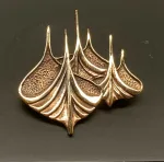 Vikinge Broche i bronze - Vikingestævne, bronzesmykker, skridbladner., Vikinge Broche - Vikingestævne, vikingesmykker, vikingebroche, broche, vikingeskib, vikinge skib, stævn, stævne, skibsstævn, skridbladner, mytologi, museumssmykke, museums, kopi, vikingekopi, fund, biti, ribe, vikinge, aser, gamle, guder,