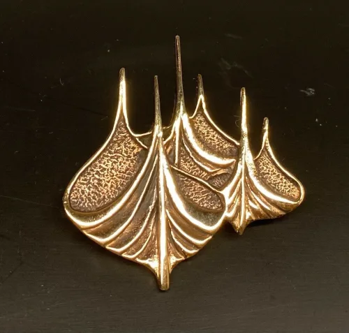 Vikinge Broche i bronze - Vikingestævne, bronzesmykker, skridbladner., Vikinge Broche - Vikingestævne, vikingesmykker, vikingebroche, broche, vikingeskib, vikinge skib, stævn, stævne, skibsstævn, skridbladner, mytologi, museumssmykke, museums, kopi, vikingekopi, fund, biti, ribe, vikinge, aser, gamle, guder,