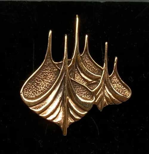 Vikinge Broche i bronze - Vikingestævne, bronzesmykker, skridbladner., Vikinge Broche - Vikingestævne, vikingesmykker, vikingebroche, broche, vikingeskib, vikinge skib, stævn, stævne, skibsstævn, skridbladner, mytologi, museumssmykke, museums, kopi, vikingekopi, fund, biti, ribe, vikinge, aser, gamle, guder,