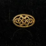 Vikinge broche i bronze - Keltisk knude lille oval , bronze, bronzebroche, evigheden, uendelig, magiske, tal, tre, triskele, triscal, lille, fin, magisk, amulet, ovel, gylden, billig, vikinge, vikingesmykker, museumssmykker, museumskopi, museums, smykker, smykke, nordisk, guder, mytologi, gamle, oldtids, kopismykker, kopi, vikingekopi, fund, vikingefund, biti, ribe, danmarks, historiske,