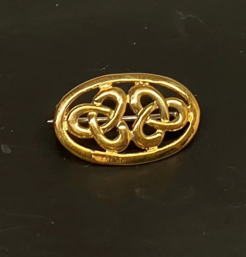 Vikinge broche i bronze - Keltisk knude lille oval , bronze, bronzebroche, evigheden, uendelig, magiske, tal, tre, triskele, triscal, lille, fin, magisk, amulet, ovel, gylden, billig, vikinge, vikingesmykker, museumssmykker, museumskopi, museums, smykker, smykke, nordisk, guder, mytologi, gamle, oldtids, kopismykker, kopi, vikingekopi, fund, vikingefund, biti, ribe, danmarks, historiske,