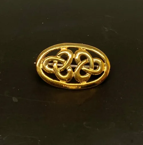 Vikinge broche i bronze - Keltisk knude lille oval , bronze, bronzebroche, evigheden, uendelig, magiske, tal, tre, triskele, triscal, lille, fin, magisk, amulet, ovel, gylden, billig, vikinge, vikingesmykker, museumssmykker, museumskopi, museums, smykker, smykke, nordisk, guder, mytologi, gamle, oldtids, kopismykker, kopi, vikingekopi, fund, vikingefund, biti, ribe, danmarks, historiske,