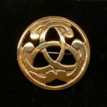 Vikinge broche i bronze - Magiske 3 , rund, stor, Vikinge broche i bronze - Keltisk knude lille oval , bronze, bronzebroche, evigheden, uendelig, magiske, tal, tre, triskele, triscal, lille, fin, magisk, amulet, ovel, gylden, billig, vikinge, vikingesmykker, museumssmykker, museumskopi, museums, smykker, smykke, nordisk, guder, mytologi, gamle, oldtids, kopismykker, kopi, vikingekopi, fund, vikingefund, biti, ribe, danmarks, historiske,