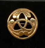 Vikinge broche i bronze - Magiske 3 , rund, stor, Vikinge broche i bronze - Keltisk knude lille oval , bronze, bronzebroche, evigheden, uendelig, magiske, tal, tre, triskele, triscal, lille, fin, magisk, amulet, ovel, gylden, billig, vikinge, vikingesmykker, museumssmykker, museumskopi, museums, smykker, smykke, nordisk, guder, mytologi, gamle, oldtids, kopismykker, kopi, vikingekopi, fund, vikingefund, biti, ribe, danmarks, historiske,