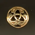 Vikinge broche i bronze - Magiske 3 , rund, stor, Vikinge broche i bronze - Keltisk knude lille oval , bronze, bronzebroche, evigheden, uendelig, magiske, tal, tre, triskele, triscal, lille, fin, magisk, amulet, ovel, gylden, billig, vikinge, vikingesmykker, museumssmykker, museumskopi, museums, smykker, smykke, nordisk, guder, mytologi, gamle, oldtids, kopismykker, kopi, vikingekopi, fund, vikingefund, biti, ribe, danmarks, historiske,