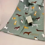 Forklæde i Bomuld med Tryk - Unisex - Forskellige Hunde, Viskestykke Bomuld med tryk - Forskellige Hunde, Grillhandske bomuld med tryk - Forskellige Hunde, ting med hunde, fetch, sophie allport, køkkenting, kok, madlavning, gaveide, julegave, gravhund, jack russel, westie, west highland terrier, bulldog, golden retriever, brun labrador, dalamatiner, spaniel, dansk svensk gård hund, biti, ribe