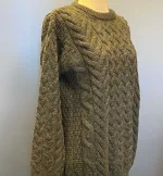 Aran Pullover Irsk Soft Merinould Koks, koks, koksgrå, mørkegrå, varm grå, soft, supersoft, ekstra, blød, uld, uldstrik, uldsweater, uldtrøje, strik, striktrøje, striksweater, ulden, merino, merinould, sweater, til mænd, unisex, til damer, kabelstrik, aran, aranstrik, aranmønster, trøje, pullover, biti, irsk, klassisk, hyggelig, outdoor, friluftsliv, naturen, lystfisker, jagt, vandretur, gåtur, ribe, vadehavet, natursti, sort sol,