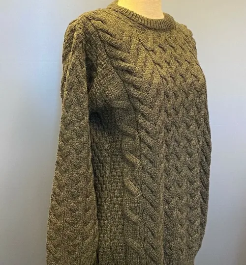 Aran Pullover Irsk Soft Merinould Koks, koks, koksgrå, mørkegrå, varm grå, soft, supersoft, ekstra, blød, uld, uldstrik, uldsweater, uldtrøje, strik, striktrøje, striksweater, ulden, merino, merinould, sweater, til mænd, unisex, til damer, kabelstrik, aran, aranstrik, aranmønster, trøje, pullover, biti, irsk, klassisk, hyggelig, outdoor, friluftsliv, naturen, lystfisker, jagt, vandretur, gåtur, ribe, vadehavet, natursti, sort sol,
