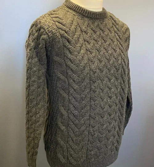 Aran Pullover Irsk Soft Merinould Koks, koks, koksgrå, mørkegrå, varm grå, soft, supersoft, ekstra, blød, uld, uldstrik, uldsweater, uldtrøje, strik, striktrøje, striksweater, ulden, merino, merinould, sweater, til mænd, unisex, til damer, kabelstrik, aran, aranstrik, aranmønster, trøje, pullover, biti, irsk, klassisk, hyggelig, outdoor, friluftsliv, naturen, lystfisker, jagt, vandretur, gåtur, ribe, vadehavet, natursti, sort sol,