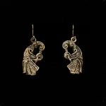 Bronze Øreringe - Odins Ravne Munin og Hugin, Bronze Øreringe - Odins Ravne Hugin og Munin, ravn, ravne, Odin, Odins ravne, klogskab, viden, information, nordisk, mytologi, nordiske guder, smykker, bronze, øreringe, ørehængere, fugle, gamle, museumsfund, museumssmykker, vikingesmykker, vikingeøreringe, hængeøreringe, ørehængere, kobber, bronzesmykker, ydun, idun, thor, sif, fenris, danerne, aser, asatro, kopismykker, vikingekopi, guldskat, udgravninger, biti, ribe, vadehavet, sort sol, domkirken, ansgar, gaveide, gave, gyldne, gyldent, kobberfarvet, kobberbryllup, journalist, historie, historiker, symbolsk, gaveide, gave,
