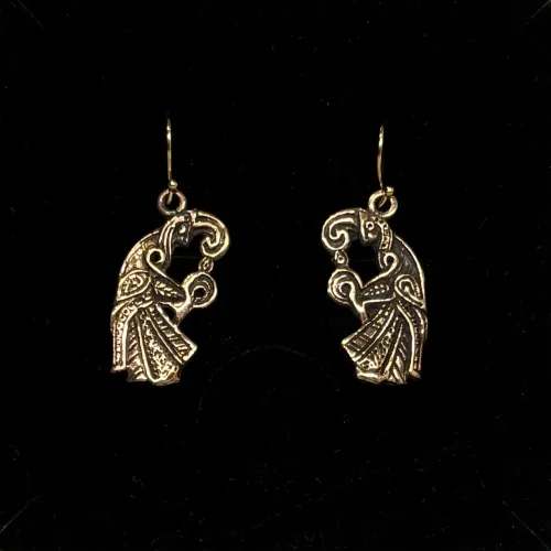 Bronze Øreringe - Odins Ravne Munin og Hugin, Bronze Øreringe - Odins Ravne Hugin og Munin, ravn, ravne, Odin, Odins ravne, klogskab, viden, information, nordisk, mytologi, nordiske guder, smykker, bronze, øreringe, ørehængere, fugle, gamle, museumsfund, museumssmykker, vikingesmykker, vikingeøreringe, hængeøreringe, ørehængere, kobber, bronzesmykker, ydun, idun, thor, sif, fenris, danerne, aser, asatro, kopismykker, vikingekopi, guldskat, udgravninger, biti, ribe, vadehavet, sort sol, domkirken, ansgar, gaveide, gave, gyldne, gyldent, kobberfarvet, kobberbryllup, journalist, historie, historiker, symbolsk, gaveide, gave,