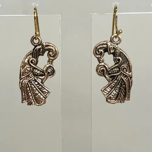 Bronze Øreringe - Odins Ravne Munin og Hugin, Bronze Øreringe - Odins Ravne Hugin og Munin, ravn, ravne, Odin, Odins ravne, klogskab, viden, information, nordisk, mytologi, nordiske guder, smykker, bronze, øreringe, ørehængere, fugle, gamle, museumsfund, museumssmykker, vikingesmykker, vikingeøreringe, hængeøreringe, ørehængere, kobber, bronzesmykker, ydun, idun, thor, sif, fenris, danerne, aser, asatro, kopismykker, vikingekopi, guldskat, udgravninger, biti, ribe, vadehavet, sort sol, domkirken, ansgar, gaveide, gave, gyldne, gyldent, kobberfarvet, kobberbryllup, journalist, historie, historiker, symbolsk, gaveide, gave,