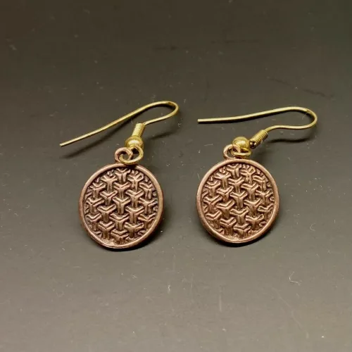 Bronze Ørehængere Ringkædemønster, ringkæde, evighed, infinity, uendelighed, evighedsmønster, kædemønster, øreringe, ørehængere, hænge øreringe, lange, øreringe, ørenringe, gyldne, kobber, kobbersmykker, kobberbryllup, varm farve, ægte, guld, bronze, bronzesmykker, vikinger, vikingetiden, vikingesmykker, vikingefund, sølvskat, opgravninger, museumssmykker, ansgar, ribe, domkirken, dagmar, riberhus, runde, flotte, specielle, symbolik, for evigt, kopismykker, vikingeøreringe, sif, thor, freja, ydun, idun, balder, loke, aser, asgård, vadehavet, sort sol, gave, gaveide,