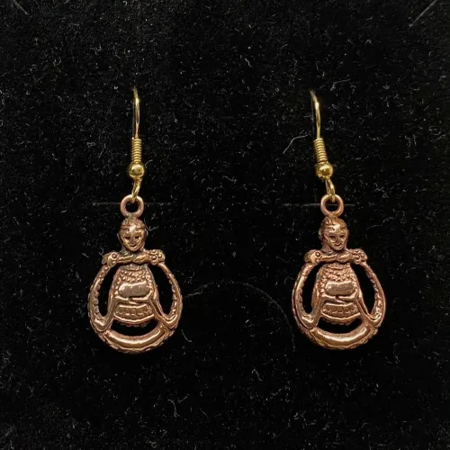 Bronze Ørehængere Rund Freja, frigg, ydun, idun, sif, guldæbler, gravid, frugtsommelig, frugtbarhed, venter sig, kærlighed, rund, mave, ønsker sig et barn, gave, amulet, aser, gudinde, bronze, bronzesmykker, bronzeøreringe, øreringe, ørehængere, hænge øreringe, gyldne, ægte, vikingesmykker, vikinger, vikingefund, kopi, kopismykker, vikingekopi, ansgar, dronning dagmar, ribe, museumssmykker, rigtige, vadehavet, symbolsk, gave, gaveide