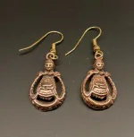 Bronze Ørehængere Rund Freja, frigg, ydun, idun, sif, guldæbler, gravid, frugtsommelig, frugtbarhed, venter sig, kærlighed, rund, mave, ønsker sig et barn, gave, amulet, aser, gudinde, bronze, bronzesmykker, bronzeøreringe, øreringe, ørehængere, hænge øreringe, gyldne, ægte, vikingesmykker, vikinger, vikingefund, kopi, kopismykker, vikingekopi, ansgar, dronning dagmar, ribe, museumssmykker, rigtige, vadehavet, symbolsk, gave, gaveide