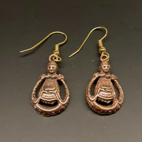 Bronze Ørehængere Rund Freja, frigg, ydun, idun, sif, guldæbler, gravid, frugtsommelig, frugtbarhed, venter sig, kærlighed, rund, mave, ønsker sig et barn, gave, amulet, aser, gudinde, bronze, bronzesmykker, bronzeøreringe, øreringe, ørehængere, hænge øreringe, gyldne, ægte, vikingesmykker, vikinger, vikingefund, kopi, kopismykker, vikingekopi, ansgar, dronning dagmar, ribe, museumssmykker, rigtige, vadehavet, symbolsk, gave, gaveide