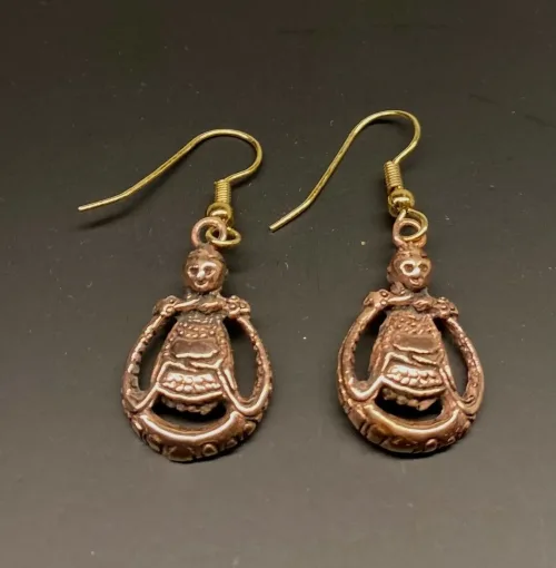 Bronze Ørehængere Rund Freja, frigg, ydun, idun, sif, guldæbler, gravid, frugtsommelig, frugtbarhed, venter sig, kærlighed, rund, mave, ønsker sig et barn, gave, amulet, aser, gudinde, bronze, bronzesmykker, bronzeøreringe, øreringe, ørehængere, hænge øreringe, gyldne, ægte, vikingesmykker, vikinger, vikingefund, kopi, kopismykker, vikingekopi, ansgar, dronning dagmar, ribe, museumssmykker, rigtige, vadehavet, symbolsk, gave, gaveide