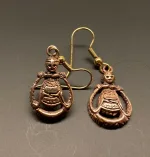 Bronze Ørehængere Rund Freja, frigg, ydun, idun, sif, guldæbler, gravid, frugtsommelig, frugtbarhed, venter sig, kærlighed, rund, mave, ønsker sig et barn, gave, amulet, aser, gudinde, bronze, bronzesmykker, bronzeøreringe, øreringe, ørehængere, hænge øreringe, gyldne, ægte, vikingesmykker, vikinger, vikingefund, kopi, kopismykker, vikingekopi, ansgar, dronning dagmar, ribe, museumssmykker, rigtige, vadehavet, symbolsk, gave, gaveide