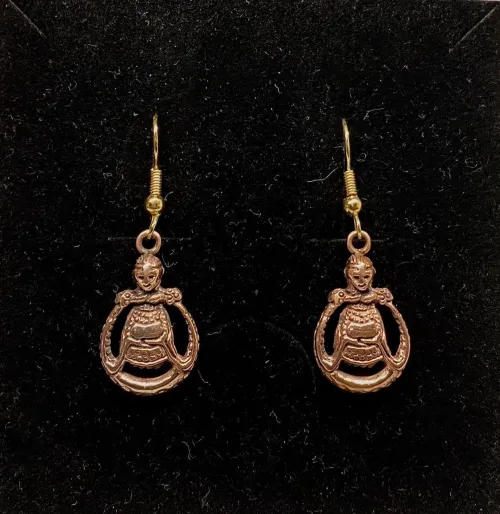 Bronze Ørehængere Rund Freja, frigg, ydun, idun, sif, guldæbler, gravid, frugtsommelig, frugtbarhed, venter sig, kærlighed, rund, mave, ønsker sig et barn, gave, amulet, aser, gudinde, bronze, bronzesmykker, bronzeøreringe, øreringe, ørehængere, hænge øreringe, gyldne, ægte, vikingesmykker, vikinger, vikingefund, kopi, kopismykker, vikingekopi, ansgar, dronning dagmar, ribe, museumssmykker, rigtige, vadehavet, symbolsk, gave, gaveide